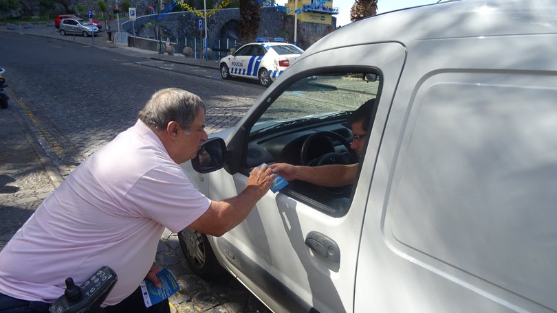 Associação Sem Limites em ação de sensibilização para o estacionamento abusivo na Ponta do Sol