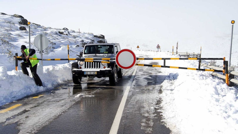 Imagem de Queda de neve encerra algumas estradas na Madeira