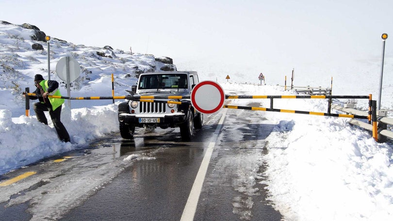 Queda de neve encerra algumas estradas na Madeira