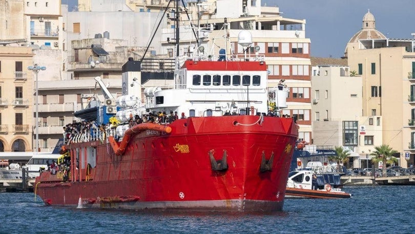 Imagem de Navio com mais de 800 migrantes atracou num porto italiano