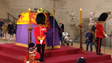 Esperar 14 horas para prestar tributo a Isabel II (vídeo)