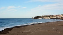 Estudantes limpam praia do Monte Verde [Vídeo]