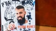 Imagem de Receitas da venda do livro de Pedro Nunes reverteram para a Liga Contra o Cancro (Vídeo)