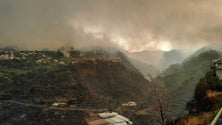 Imagem de Três frentes de fogo combatidas na Calheta