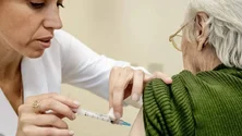 Imagem de Pessoas com mais de 80 anos recebem quarta dose da vacina a partir do final de agosto