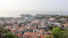 Imagem de Porto do Funchal com dois navios e mais de 11 mil pessoas