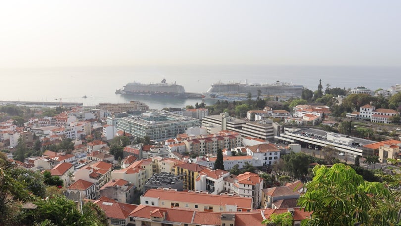 Imagem de Porto do Funchal com dois navios e mais de 11 mil pessoas