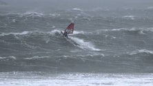 Imagem de Mau tempo no mar leva SANAS ao encontro de três praticantes de windsurf em Água de Pena