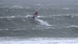 Imagem de Mau tempo no mar leva SANAS ao encontro de três praticantes de windsurf em Água de Pena