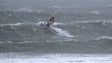 Mau tempo no mar leva SANAS ao encontro de três praticantes de windsurf em Água de Pena