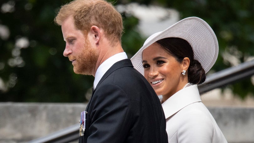 Imagem de Harry e Meghan na missa marcada pela ausência da rainha Isabel II