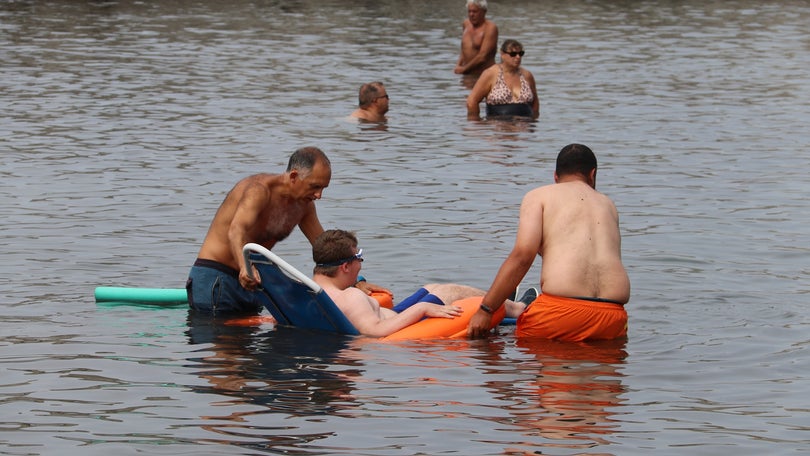 Praia da Ribeira Brava disponibiliza cadeira anfíbia aos banhistas