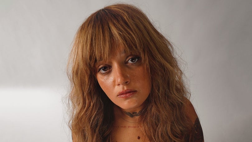 Imagem de Carolina Deslandes define novo disco «Caos» como «honesto, autêntico e raivoso»