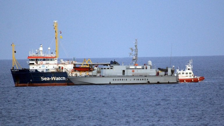 Navio autorizado a desembarcar 428 migrantes no sul de Itália