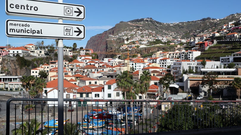 Vila piscatória apreensiva no primeiro dia da cerca sanitária de Câmara de Lobos