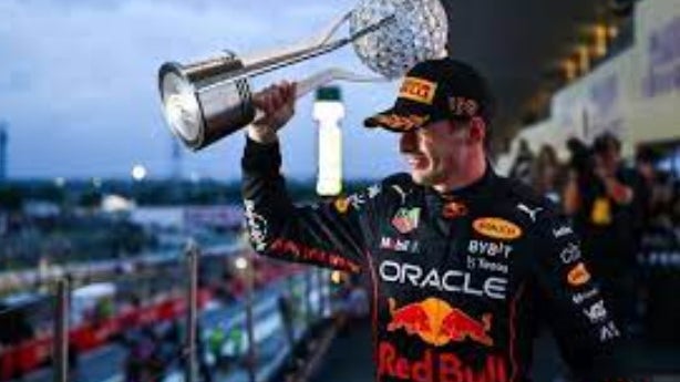 Verstappen vence no Japão e Red Bull conquista título
