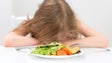 Crianças que deixam comida no prato e comem devagar têm melhor saúde cardiometabólica