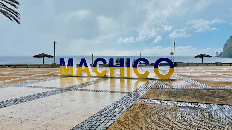 Machico «pinta-se» de azul e amarelo em homenagem à Ucrânia