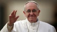 Imagem de Francisco recorda Bento XVI como «um grande mestre da catequese»