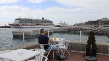 Imagem de Porto do Funchal com mais de 8 000 pessoas