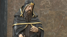 Imagem de Paul do Mar varre armários e reza por Santo Amaro (vídeo)
