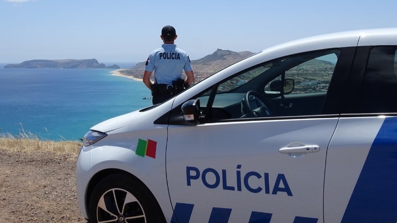 Imagem de PSP com viatura elétrica na ilha do Porto Santo