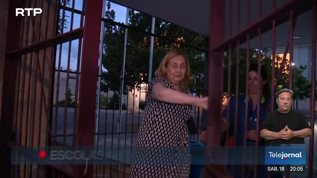 Imagem de Muitas escolas abriram este sábado para afixar pautas dos exames nacionais