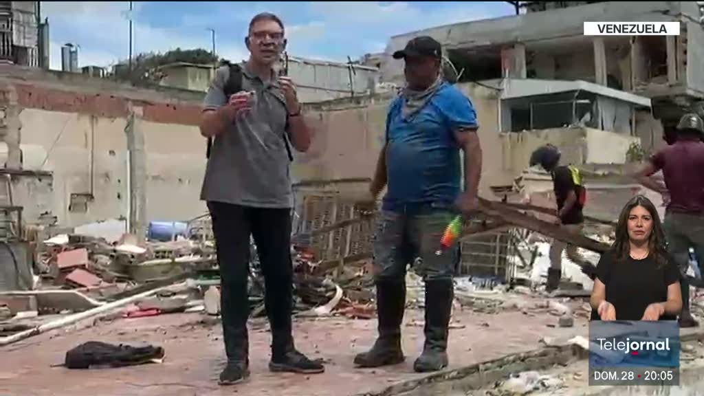 Imagem de RTP na Venezuela. Populares buscam sobreviventes entre os escombros