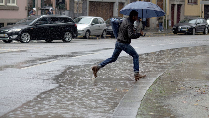 Imagem de Ilhas dos Açores sob aviso amarelo devido a chuva forte e vento