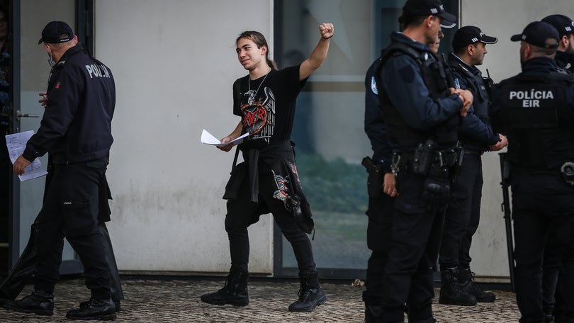 Imagem de Estudantes solidários recebem quatro ativistas pelo clima junto ao tribunal