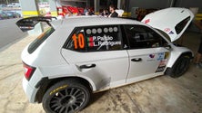 Imagem de Os carros das 45 equipas inscritas no rali da Calheta passaram nas verificações.