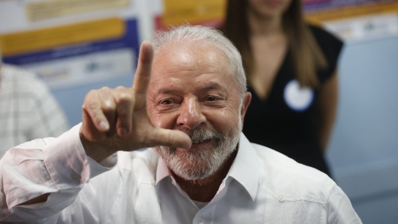 Imagem de Lula da Silva ultrapassa Bolsonaro com 70% dos votos contados
