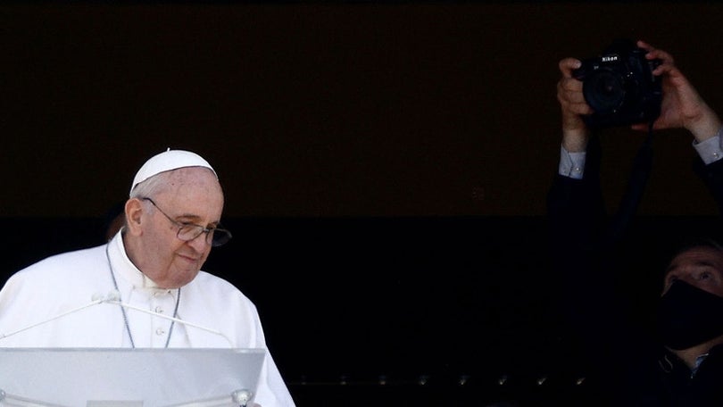 Imagem de Papa considera «escandaloso» gastos em armamento