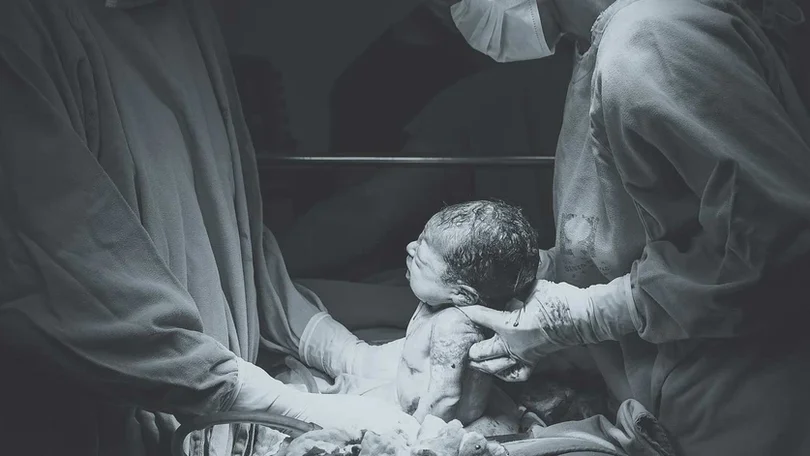 Imagem de Aplicar secreção vaginal em bebés nascidos de cesariana acelera neurodesenvolvimento