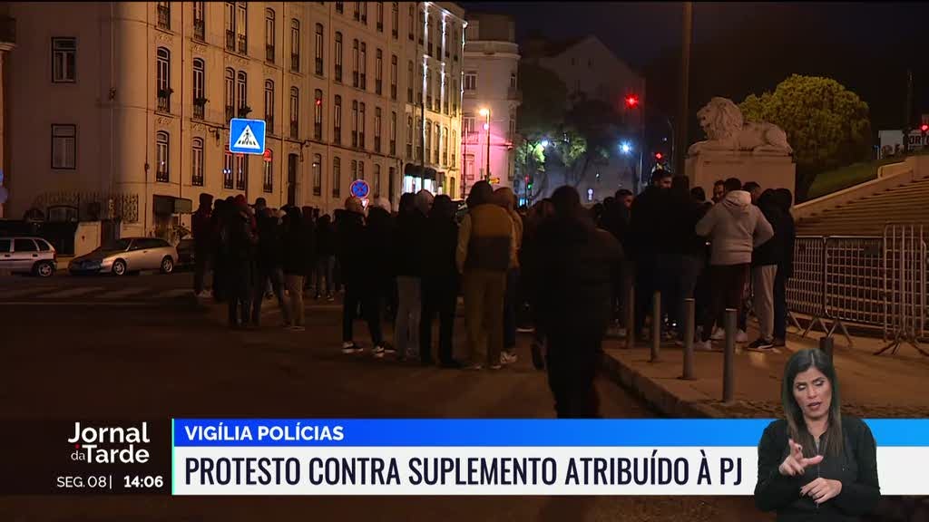 Perto de 200 polícias participaram numa vigília frente à Assembleia da República