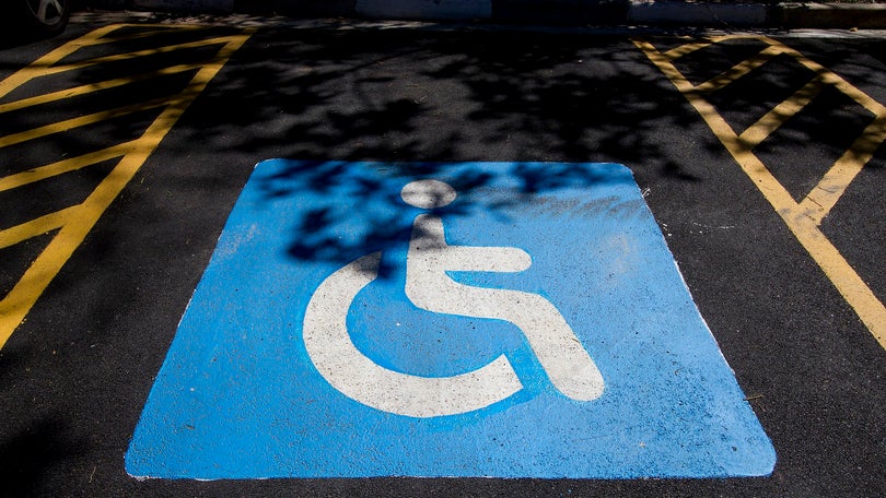 Imagem de Estacionar em lugar de deficientes passa a contraordenação grave amanhã