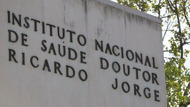 Imagem de Rt mantém-se nos 0,98 e incidência desce para 72,1