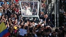 Imagem de Milhares recebem Francisco no dia em que Papa disse que Igreja é de todos