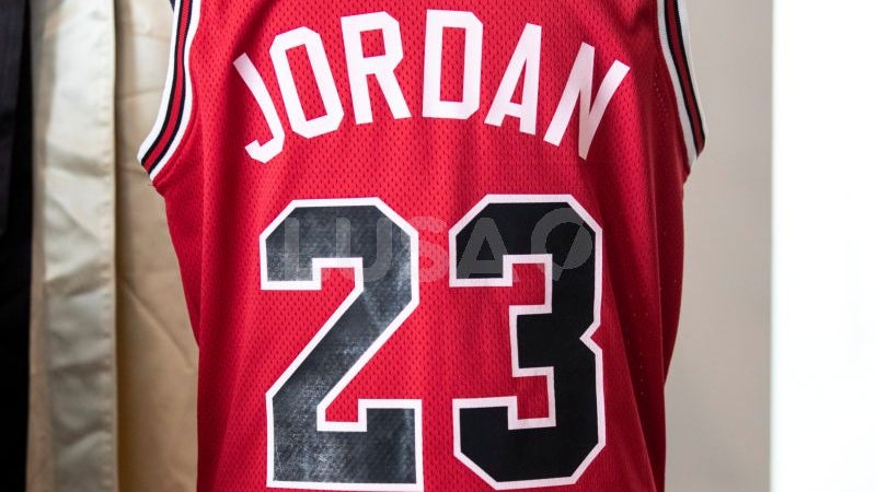Imagem de Camisola de Michael Jordan nos Bulls arrematada por 10,1 milhões de euros