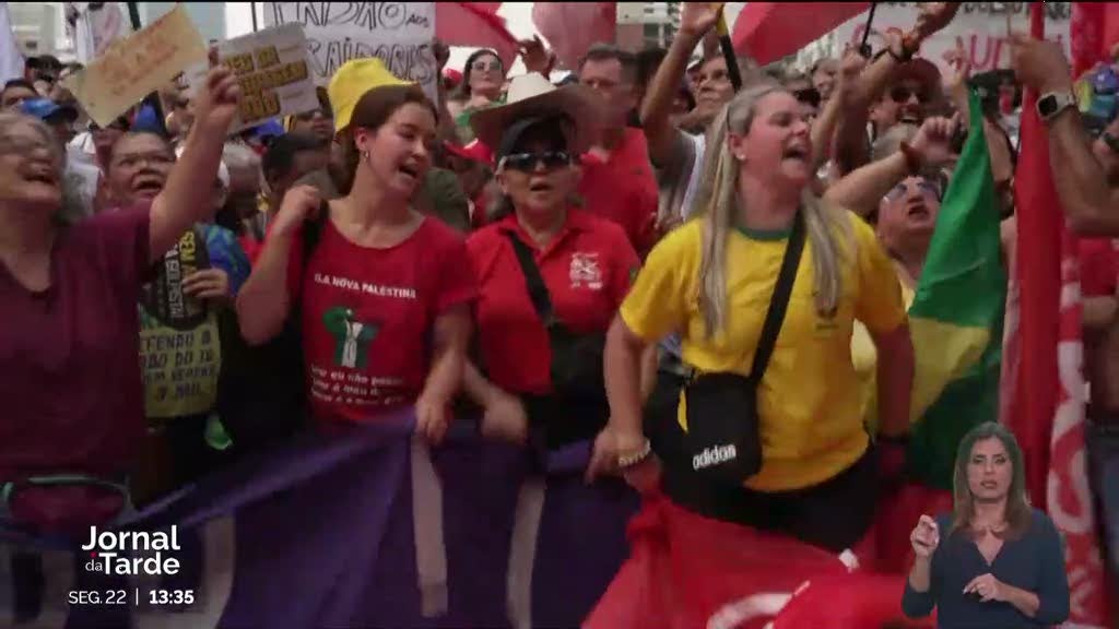 Brasileiros em protesto contra eventual amnistia a Bolsonaro