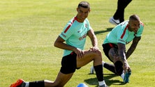 Imagem de Ronaldo tenta ultrapassar Klose em Riga