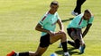 Imagem de Ronaldo tenta ultrapassar Klose em Riga