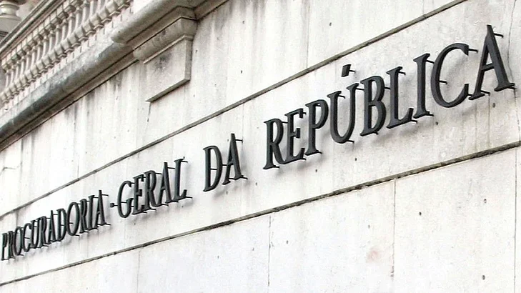 Imagem de Homem parte vidro de banco e furta provas do Ministério Público