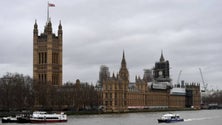 Imagem de “Pacote suspeito” encontrado junto ao parlamento de Londres