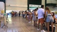 Imagem de Jovens fazem fila no Tecnopolo