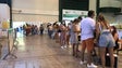 Imagem de Jovens fazem fila no Tecnopolo