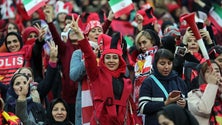 Imagem de Mulheres autorizadas a ver jogo de futebol no Irão