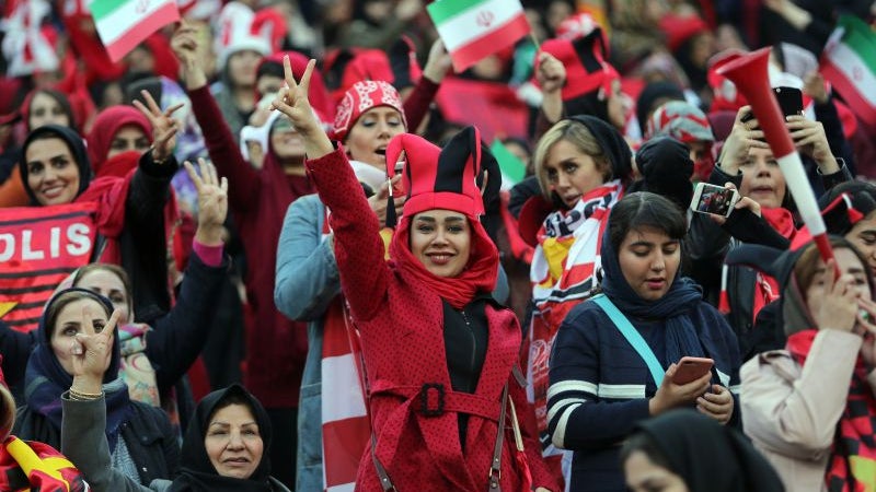 Imagem de Mulheres autorizadas a ver jogo de futebol no Irão