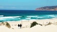 Imagem de Covid-19: Comissão Europeia pede distância nas praias e limite de clientes em restaurantes