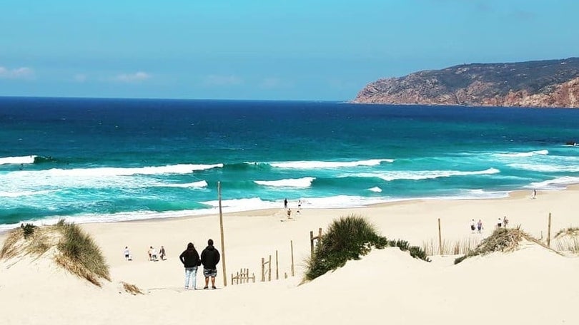 Imagem de Covid-19: Comissão Europeia pede distância nas praias e limite de clientes em restaurantes